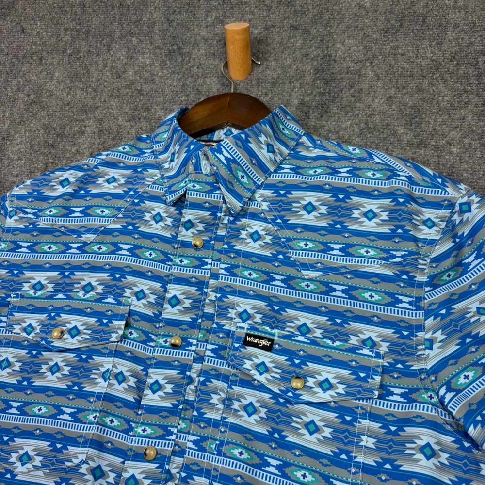 Wrangler ATG Shirt Mens M Blue Aztec Southwestern Short Sleeve Western Button Up